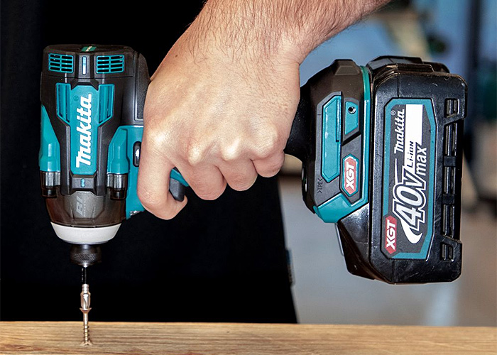 Аккумуляторный ударный шуруповерт XGT MAKITA TD004GD201