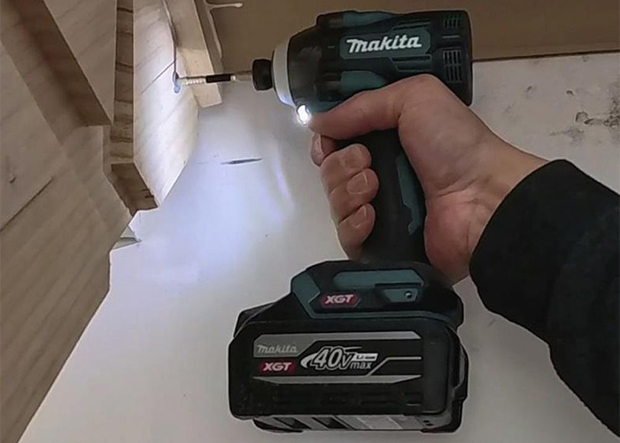 Аккумуляторный ударный шуруповерт XGT MAKITA TD004GD201
