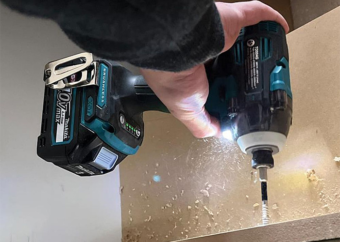 Аккумуляторный ударный шуруповерт XGT MAKITA TD004GD201