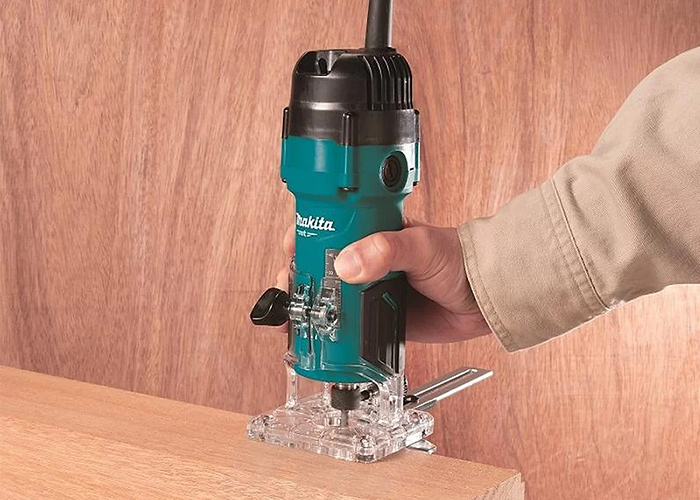 Фрезер MAKITA M3702B